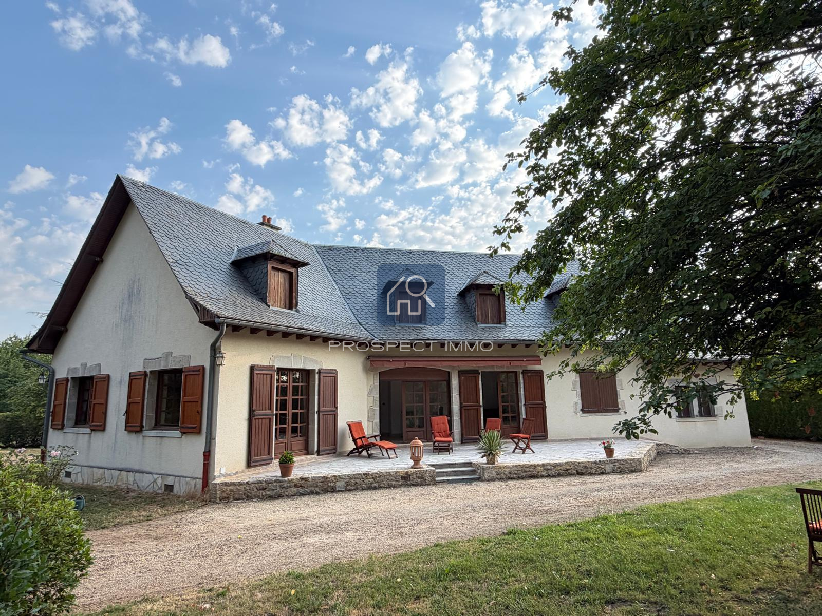 Propriété de caractère avec piscine à Laissac