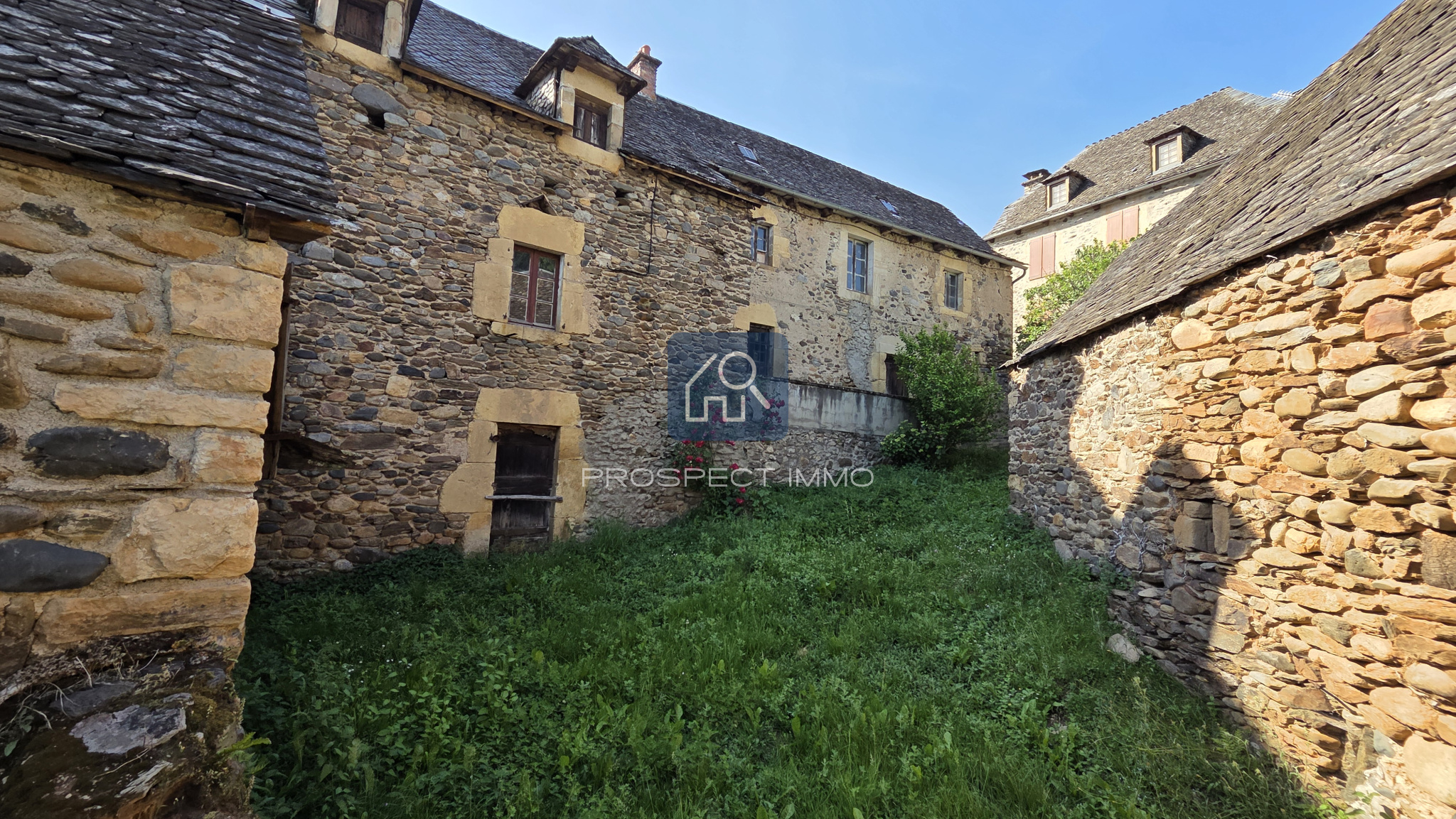 Corps de ferme en bordure du Lot à rénover
