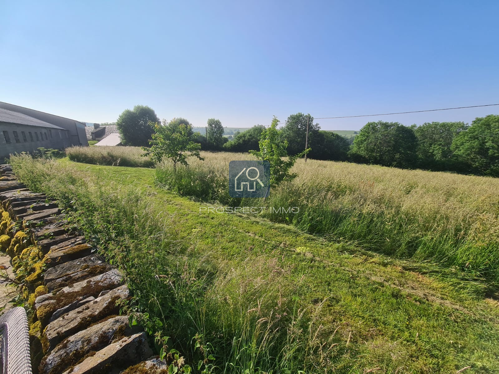 Bâtiment agricole 620 m2 avec terrain et source
