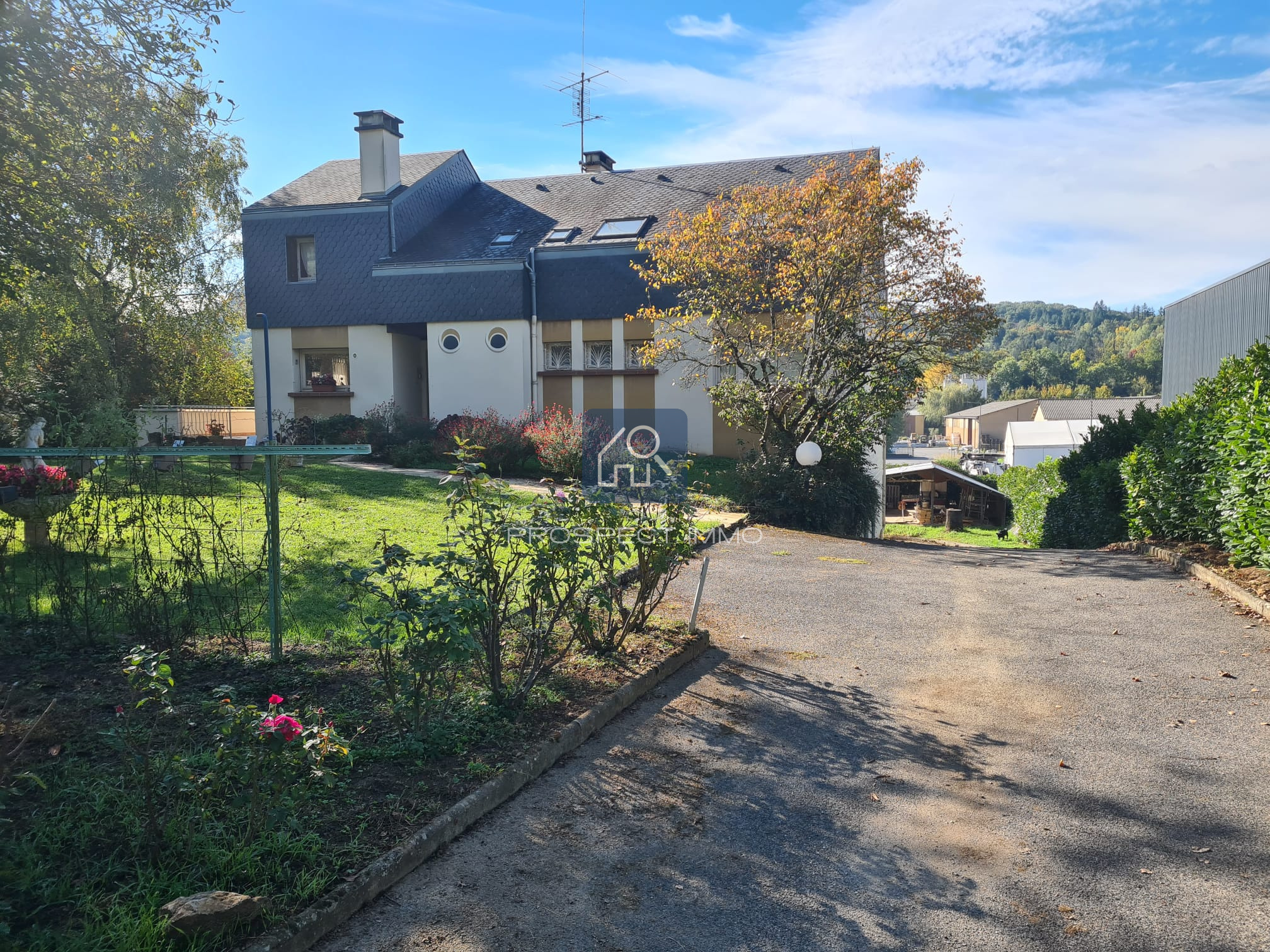 Maison de 210 m2 avec terrain et sous-sol de 170 m2.